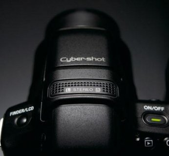 System detekcji twarzy jest rozbudowany - wykonywane są dwa zdjecia, z których wybierane jest to bez widocznego mrugnięcia oczami