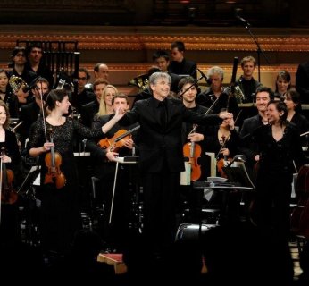Dyrygent Michael Tilson Thomas przewodzi Orkiestrze