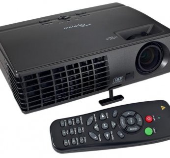 Niewielki i lekki projektor o rozdzielczości XGA wyposażony w HDMI. W komplecie torba, kable D-Sub, USB i kompozytowy wideo. Minusem jest głośna praca wentylatora.