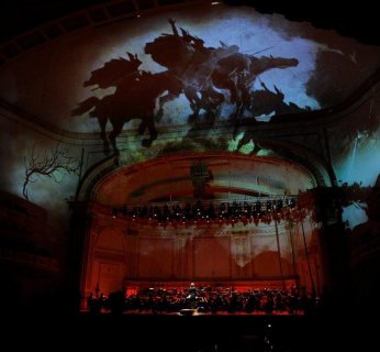 Dyrygent Michael Tilson Thomas przewodzi Orkiestrze