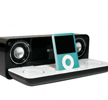 W skład zestawu wchodzą dwa futerały, uniwersalny zasilacz i cztery przejściówki dla odpowiednich wersji odtwarzaczy iPod