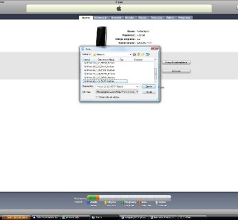 Gdy wciśniemy klawisz [Shift], iTunes pozwoli wybrać plik z systemem. To idealny moment na podmianę wersji systemu telefonu na 2.2.