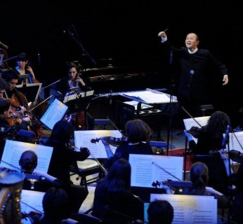 Kompozytor Tan Dun wraz z Orkiestrą