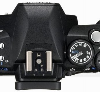 Olympus E-450 dostępny będzie od maja, w trzech wersjach - samo body, z obiektywem Zuiko 14-42mm oraz z dwoma obiektywami 14-42 i 40-150mm