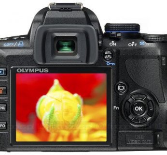 Olympus E-450 dostępny będzie od maja, w trzech wersjach - samo body, z obiektywem Zuiko 14-42mm oraz z dwoma obiektywami 14-42 i 40-150mm