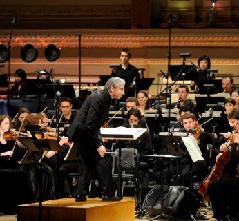 Dyrygent Michael Tilson Thomas przewodzi Orkiestrze