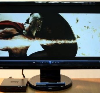 Aluminiowa obudowa komputera fit-PC2 mierzy 101 x 115 x 27 mm, zaś całość waży, uwaga, 370 gramów