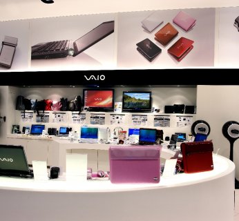 Przy aranżowaniu powierzchni Sony Style Warsaw wzorowano się na salonach Sony Style w Londynie, Paryżu, Berlinie i Barcelonie