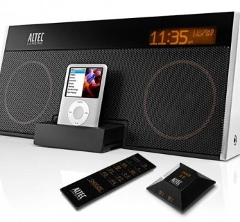 Głośniki zawierają duży, wyraźny, bursztynowy wyświetlacz LCD z czytelnym zegarem i wyświetlaniem utworu z iPod