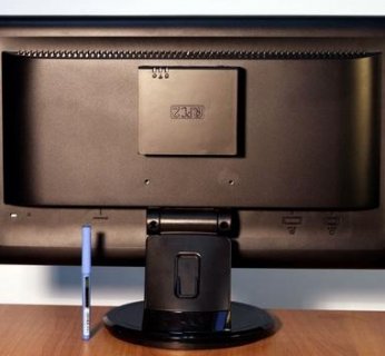 Aluminiowa obudowa komputera fit-PC2 mierzy 101 x 115 x 27 mm, zaś całość waży, uwaga, 370 gramów