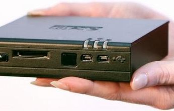 Aluminiowa obudowa komputera fit-PC2 mierzy 101 x 115 x 27 mm, zaś całość waży, uwaga, 370 gramów