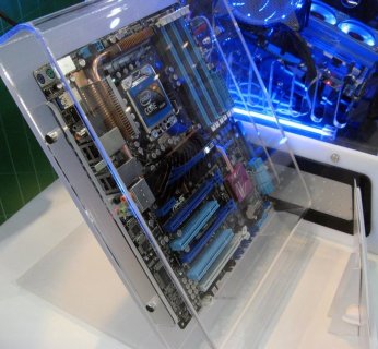 Płyta posiada również zintegrowane przyciski CMOS - Power oraz Reset