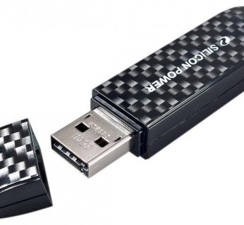 Silicon Power LuxMini 920 32GB. Najszybszy pendrive w całym teście. Potwierdzają to testy przeprowadzone zarówno w HD Tach, jak i w Diskbench XP – aplikacji przygotowanej przez CHIP-a. Co więcej, pendrive jest bardzo mały i stosunkowo niedrogi w odniesieniu do możliwości. Jedyne, do czego można mieć zastrzeżenia, to obudowa wykonana z plastiku.