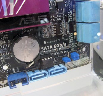 Płyta posiada również zintegrowane przyciski CMOS - Power oraz Reset