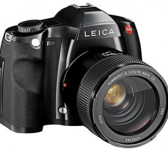 Aparat Leica S2 posiada gniazda kart pamięci SDHC oraz CompactFlash