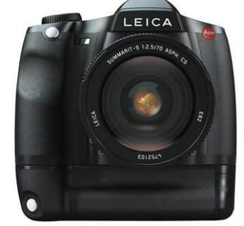 Aparat Leica S2 posiada gniazda kart pamięci SDHC oraz CompactFlash