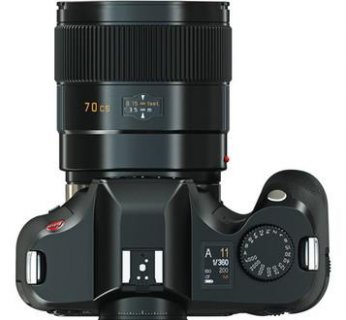 Aparat Leica S2 posiada gniazda kart pamięci SDHC oraz CompactFlash