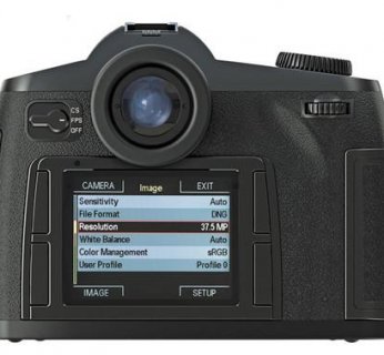 Aparat Leica S2 posiada gniazda kart pamięci SDHC oraz CompactFlash