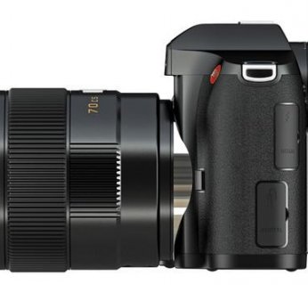 Aparat Leica S2 posiada gniazda kart pamięci SDHC oraz CompactFlash