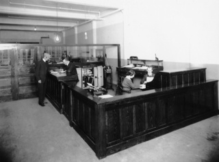 Skromne biuro zlokalizowane w piwnicy, tak wyglądały początki UPS, rok 1912. 