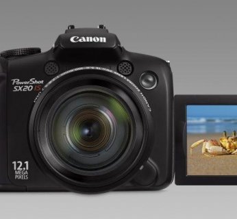 Aparat mierzy 124 x 88 x 87 mm, zaś bez baterii waży 560 gramów