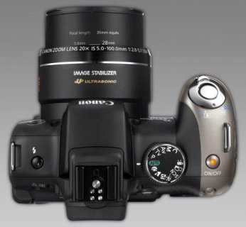 Aparat mierzy 124 x 88 x 87 mm, zaś bez baterii waży 560 gramów