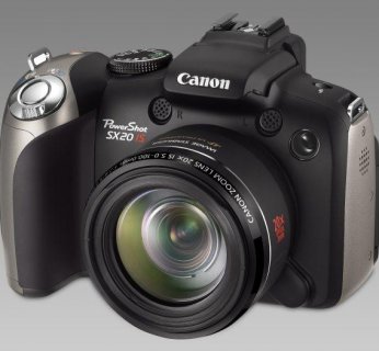 Aparat mierzy 124 x 88 x 87 mm, zaś bez baterii waży 560 gramów