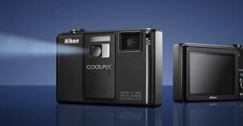 Pierwszy kompakt z wbudowanym projektorem