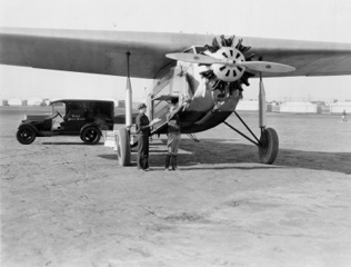 UPS staje się pierwszą firmą kurierską oferującą przesyłki lotnicze, rok 1929.