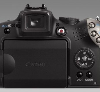 Aparat mierzy 124 x 88 x 87 mm, zaś bez baterii waży 560 gramów