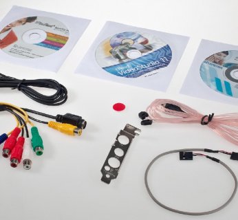 Dołączone wyposażenie: Pilot, Antena FM, Kabel wideo, Kabel audio, oprogramowanie i sterowniki na płytach.