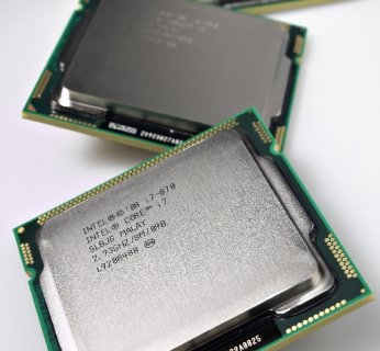 Na pierwszym planie - Core i7-870. W tle i7-860, zaś na końcu Core i5-750. Wszystkie procesory wyglądają tak samo.
