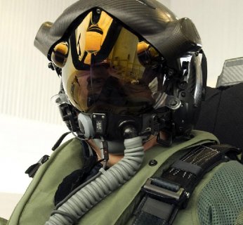 HMDS wyświetla informacje o parametrach lotu i sytuacji taktycznej wszędzie tam, gdzie patrzy noszący go pilot.