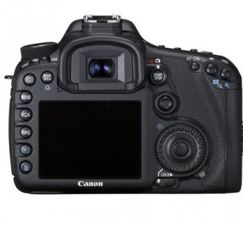 Korpus lustrzanki EOS 7D mierzy 148,2 x 110,7 x 73,5 mm, zaś waży około 820 gramów