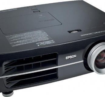 Projektor do kina domowego Epson EH-TW5000. Wysoki kontrast, cicha praca, interpolacja ramek (100 Hz).