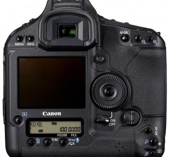 Lustrzanka EOS-1D Mark IV mierzy 68,4 x 34,2 x 92,8 mm