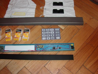 Zamontowana nad klawiaturą bankomatu listwa z miniaturową kamerą pozwalała na odczytanie sekwencji kodu PIN.