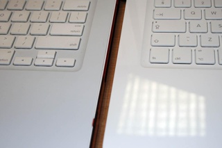 Klawiatura nowego MacBooka w porównaniu z poprzednią wersją jest błyszcząca.