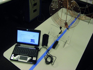 Laboratoryjny laptop działa, korzystając już z energii dostarczanej mu przez odbiornik WREL. Na dowód tego baterię laptopa wyjęto i do zdjęcia ustawiono obok.