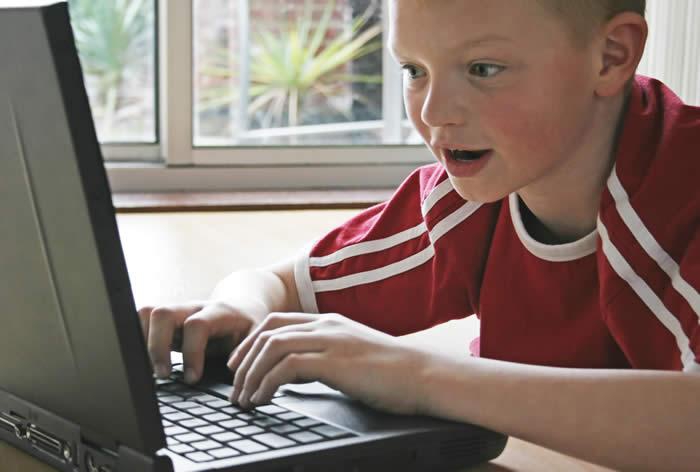 Dziesięć rzeczy, które dzieci potajemnie robią w Internecie