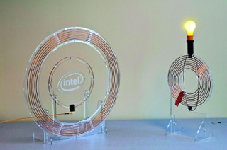 Ten zbudowany przez Intela zestaw WREL dostarczał energię 60-watowej żarówce, bez żadnych kabli.