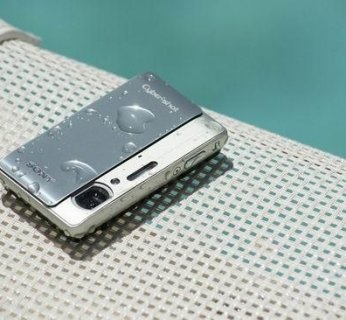 Aparat mierzy 94 x 56,9 x 17,7 milimetra, zaś waży 144 gramy z dedykowanym akumulatorem