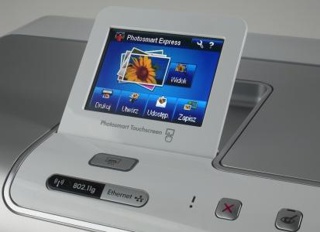 Kosztowny drobiazg Wiele nowych drukarek wyposażonych jest w kolorowe ekrany LCD, zwiększające cenę, za to mało przydatne, gdy drukujemy głównie z komputera.