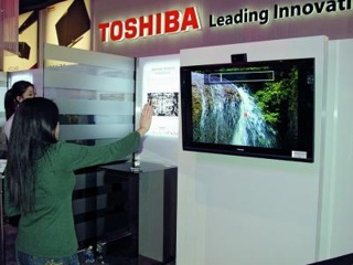Prototypy Hitachi i Toshiba pracują nad telewizorami sterowanymi gestami.