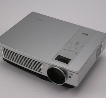 LG BX401 mierzy tyle samo, co model BX501, ale waży przy tym 4,5 kilograma