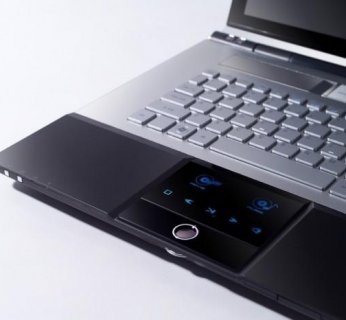 Duży notebook z matowymi wykończeniami