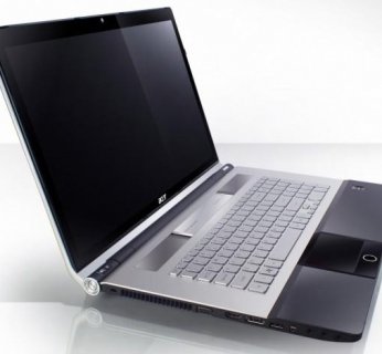 Duży notebook z matowymi wykończeniami