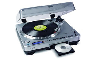 Gramofon z USB. ION Audio LP2CD kosztujący ok. 2200 zł kopiuje utwory z płyty analogowej bezpośrednio na płytę CD.