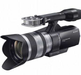 Kamera waży 1,3 kilograma (z obiektywem i akumulatorem), zaś mierzy 29,4 x 132 x 97 mm