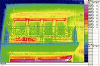 Termowizja. Czerwony, pomarańczowy i żółty kolor na zdjęciu termowizyjnym pokazuje miejsca, przez które z budynku ucieka najwięcej ciepła.
